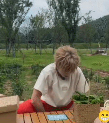 王栎鑫是有直播带货的潜质的。[笑哭]
王栎鑫田间地头搞直播，给粉丝们送辣椒啦，这