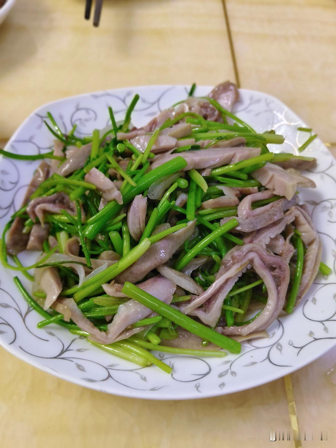 就这样“彤”你在一起，做点菜，喝点啤酒。
昨晚和朋友家宴，朋友炒了几个菜，色泽味