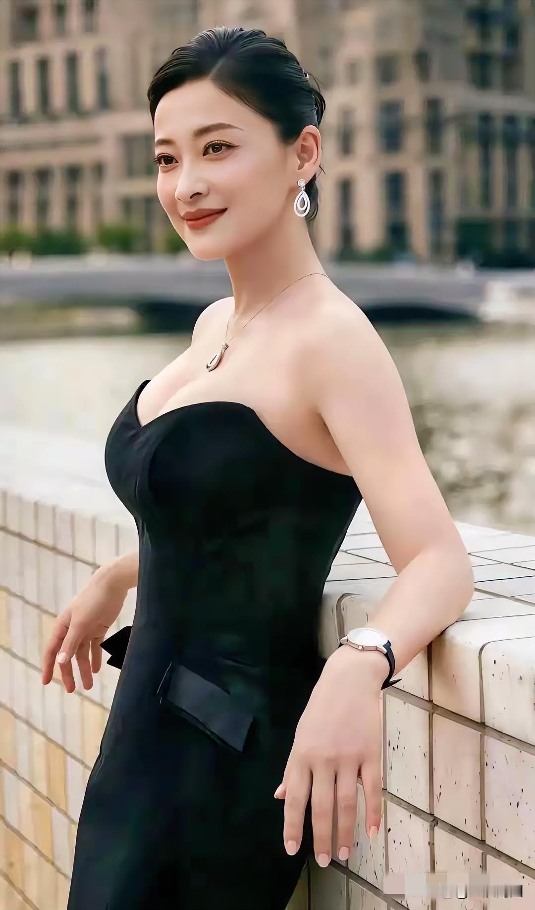 优雅黑裙，都市风范，自信微笑，尽显魅力。
