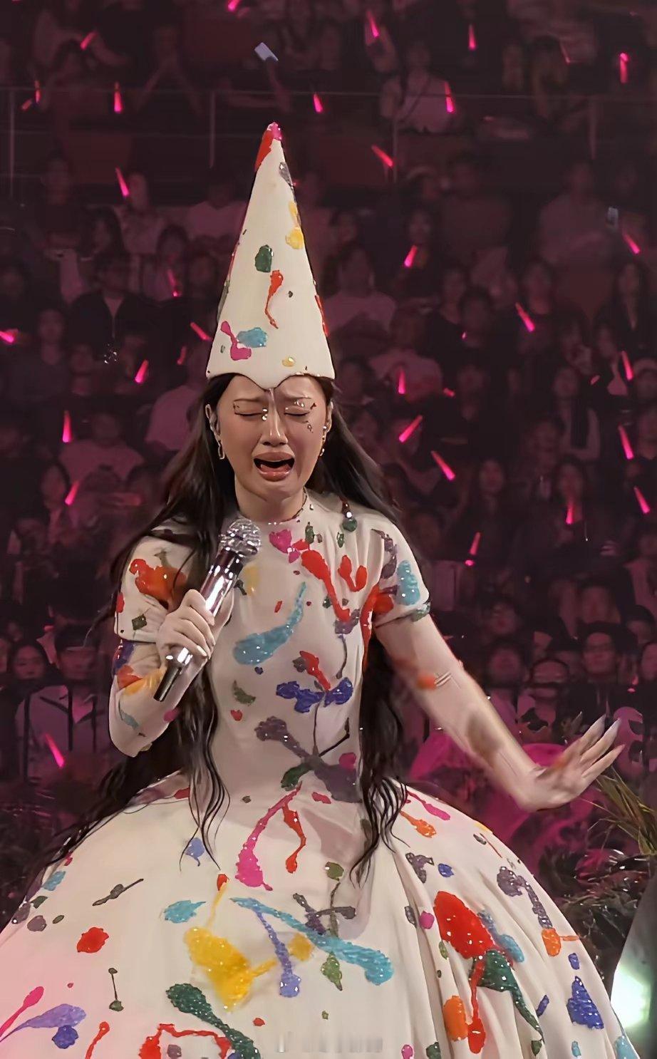 谁懂呀？单依纯真的就是艺高人胆大！成都演唱会一开场，大家直接被她的造型给愣住了！