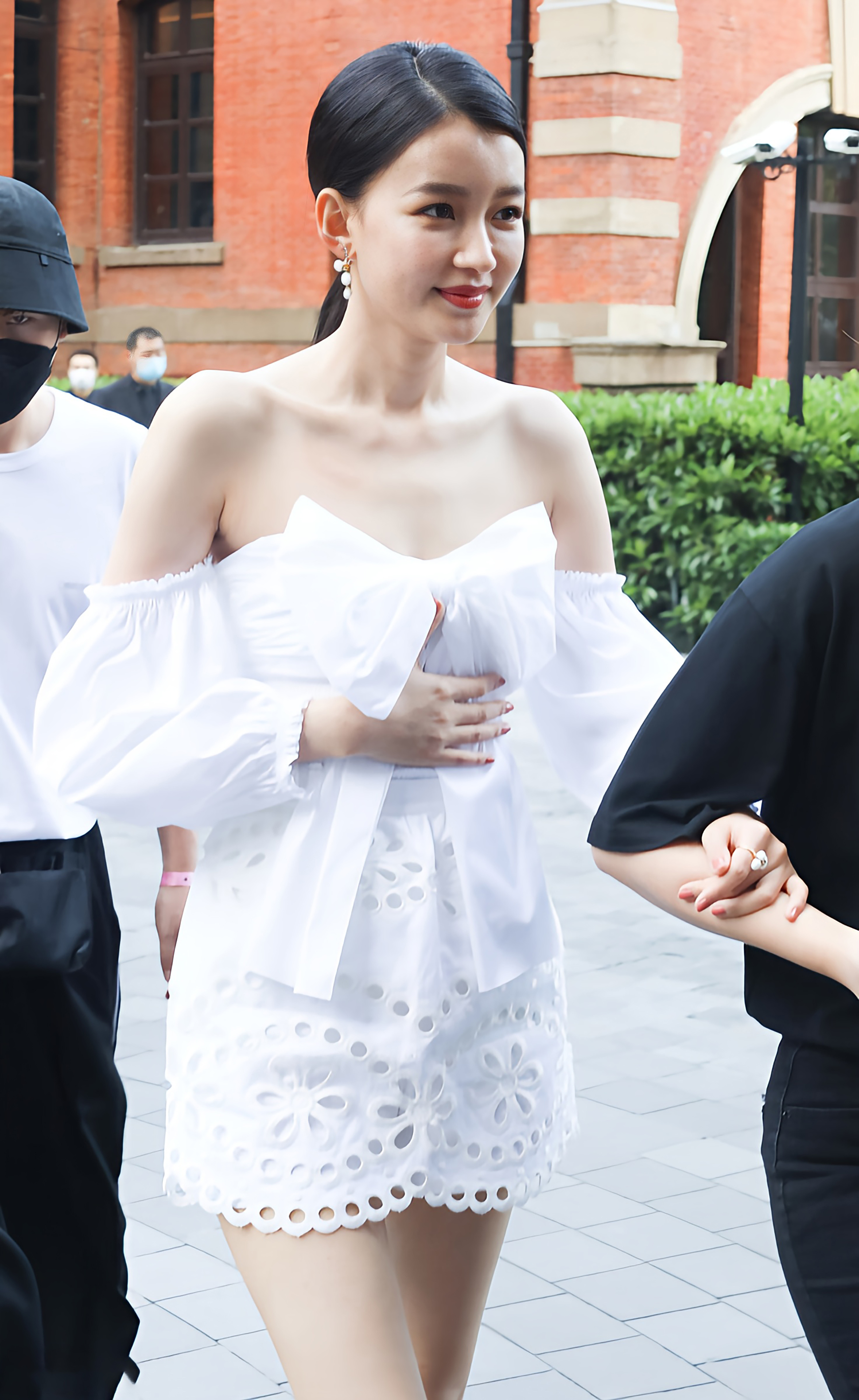孙怡：温婉动人演技深，荧屏女神情感细，角色鲜活惹人爱，光芒四射永不熄。 ​​​