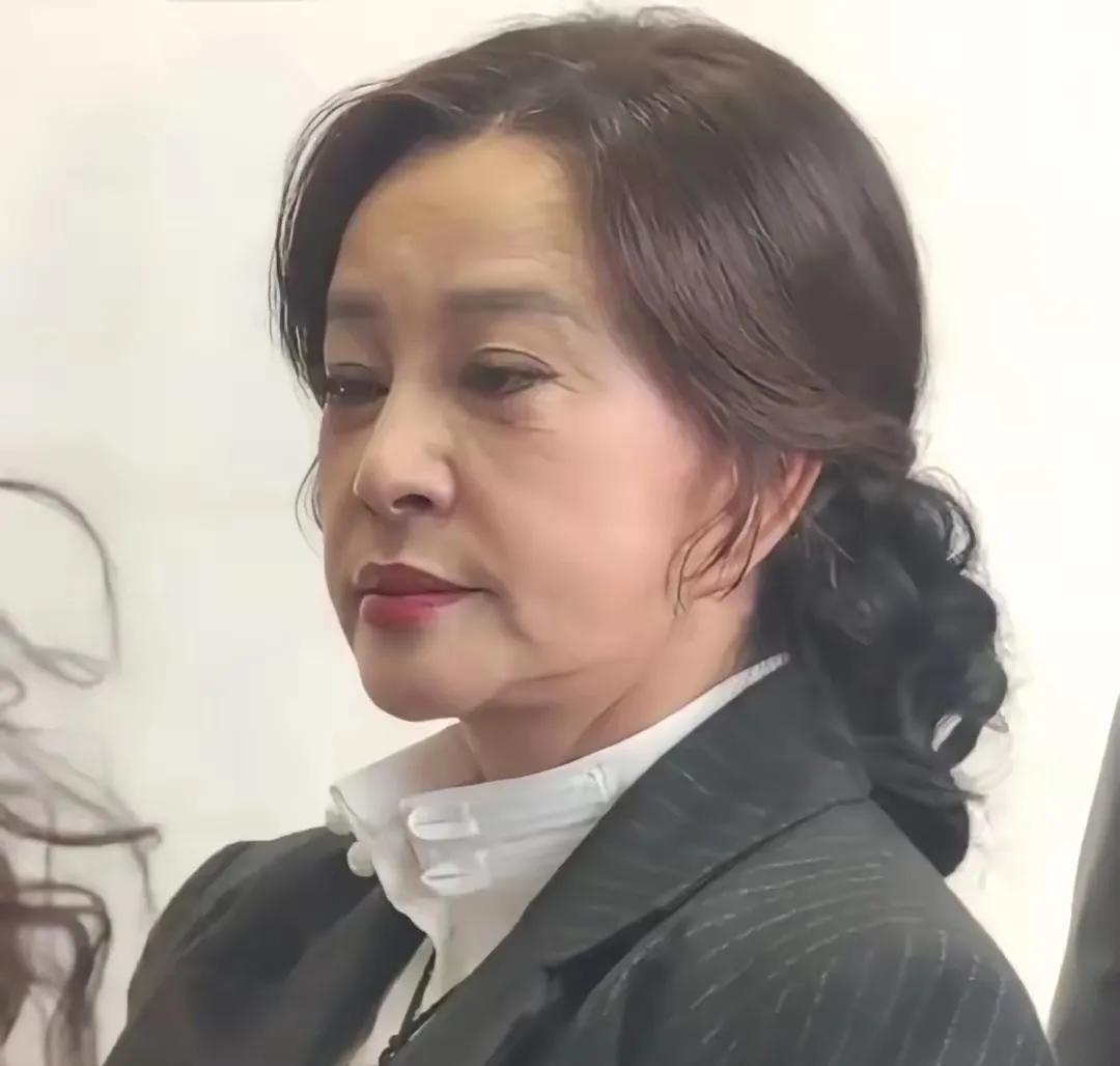 这是网友近看刘晓庆老师，真的不像70多岁的老人，看这面容也就50岁左右吧。
