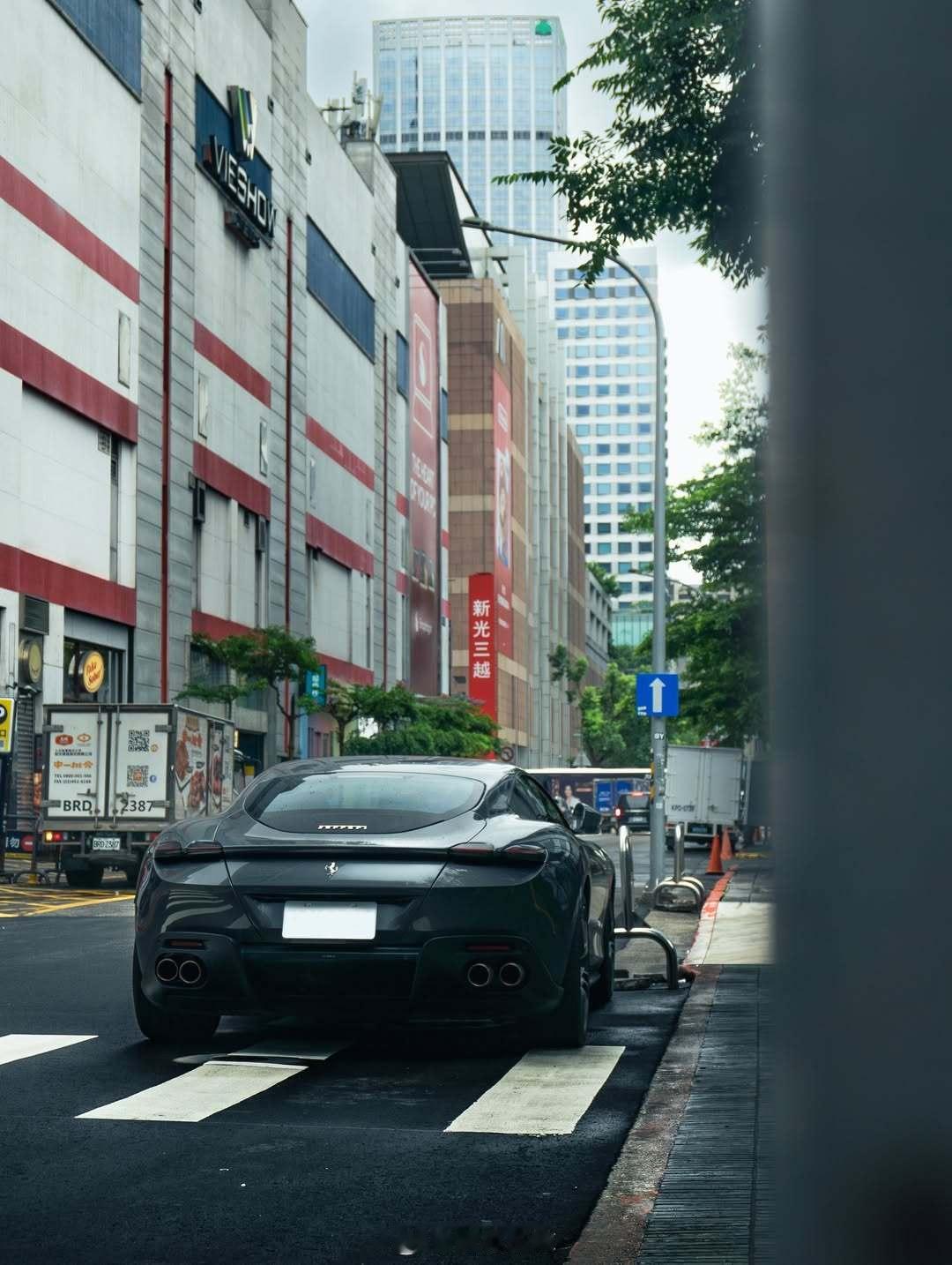 街头孤独的Ferrari Roma ​​​