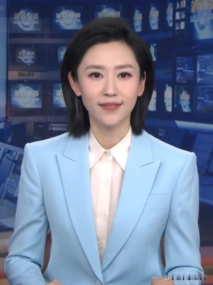 王音棋是目前新闻联播节目里很大气的一个主持人，她的播音主持稳，有亲切感，文艺双全