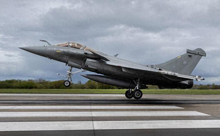 谁能想到，在国际军贸圈里横着走了十几年的法国“阵风”战机，如今竟被中东土豪们排着