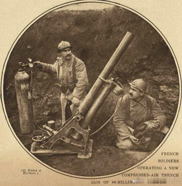 1918年2月17日《纽约时报》照片，法国士兵正在操作Mortier de tr