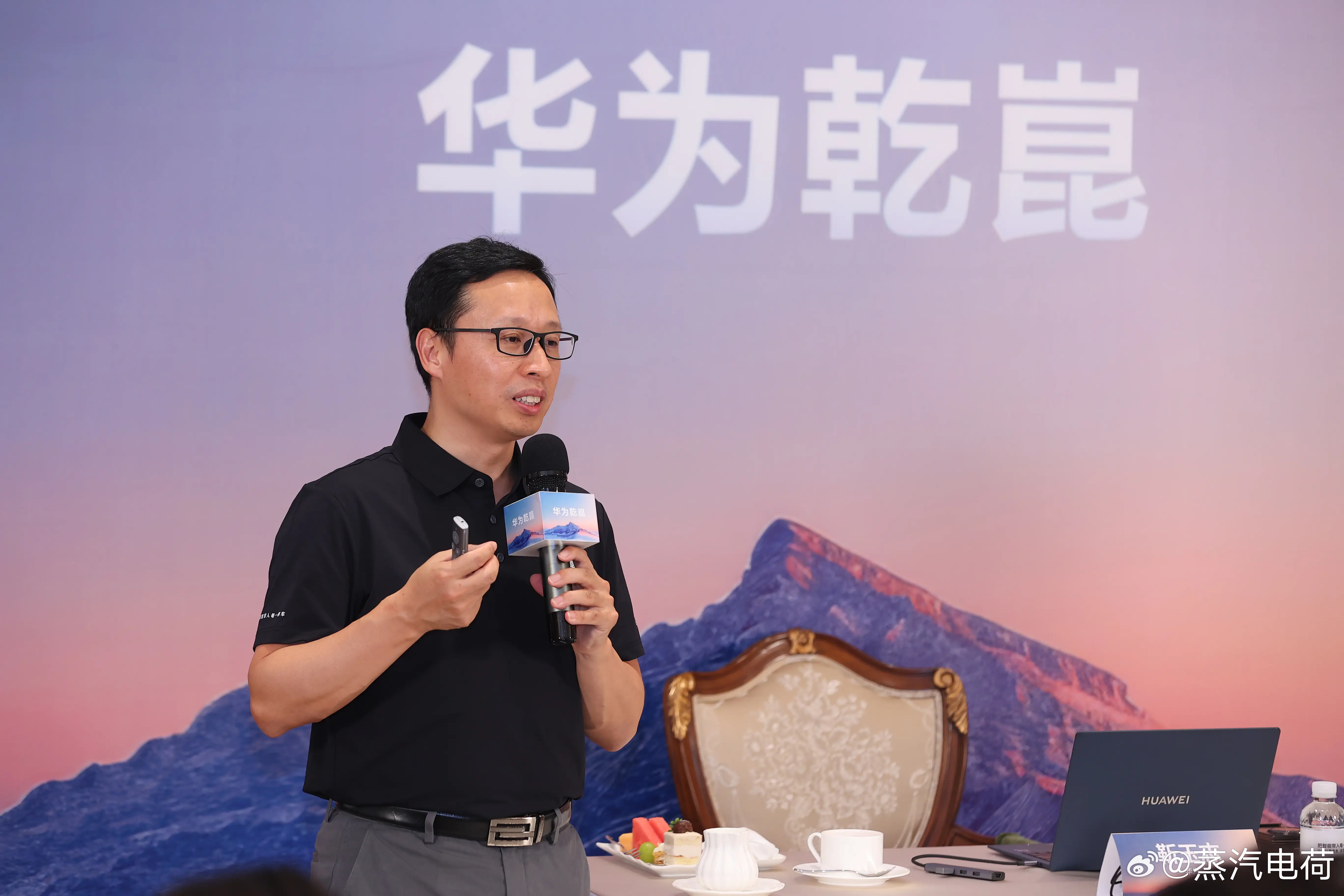 华为靳玉志在谈及“境”与“界”的关系时明确表示：两者互补，“界”系列主打30万+