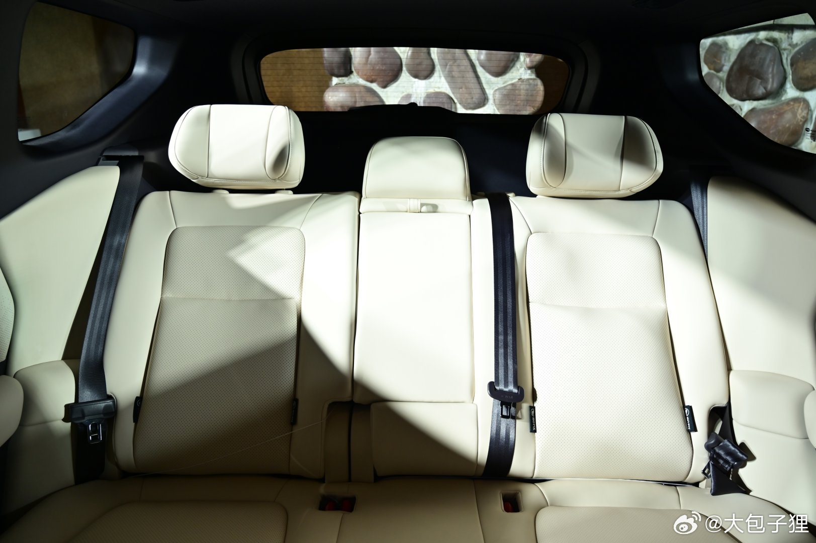 发布会散场，在车外又看了一会NX8，这台车的细节太多了，感觉可能需要很认真详细的