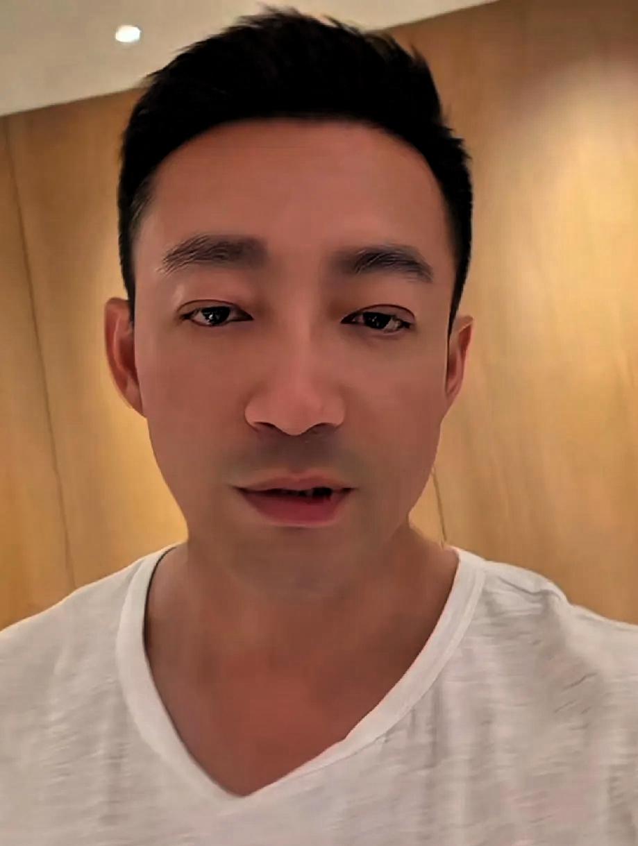 小菲发了动态问大家，今天是纪念日吗。其实是结婚周年，筱梅看见了，就点点头。他们之