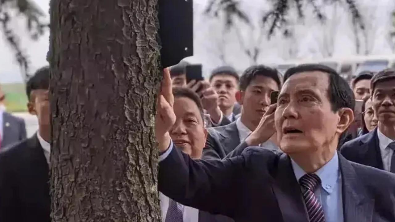 马英九祭奠了中华人文始祖轩辕黄帝后，又去拜祭了祖上先人，那就是汉朝著名将领伏波将