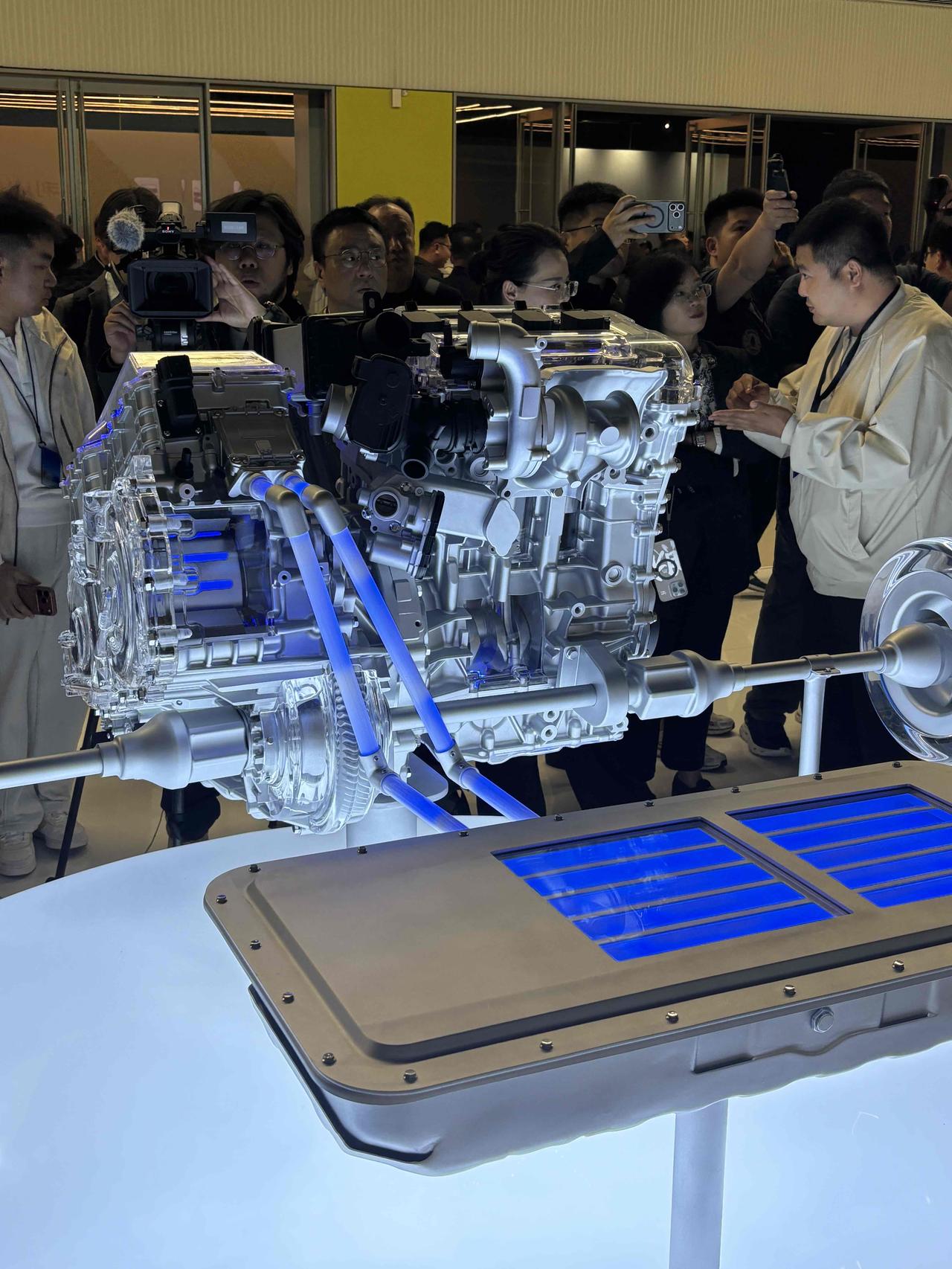 最核心的数据—发动机热效率做到 48.41%，油耗进入2L级，同时动力比传统 H