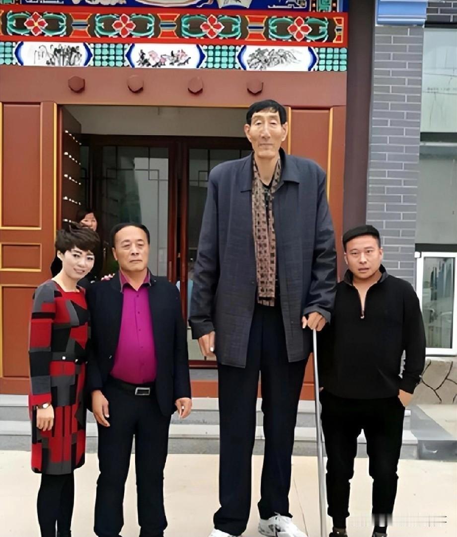 中国巨人鲍喜顺：不听医生劝告非要生子，现在儿子长到多高？被称之为