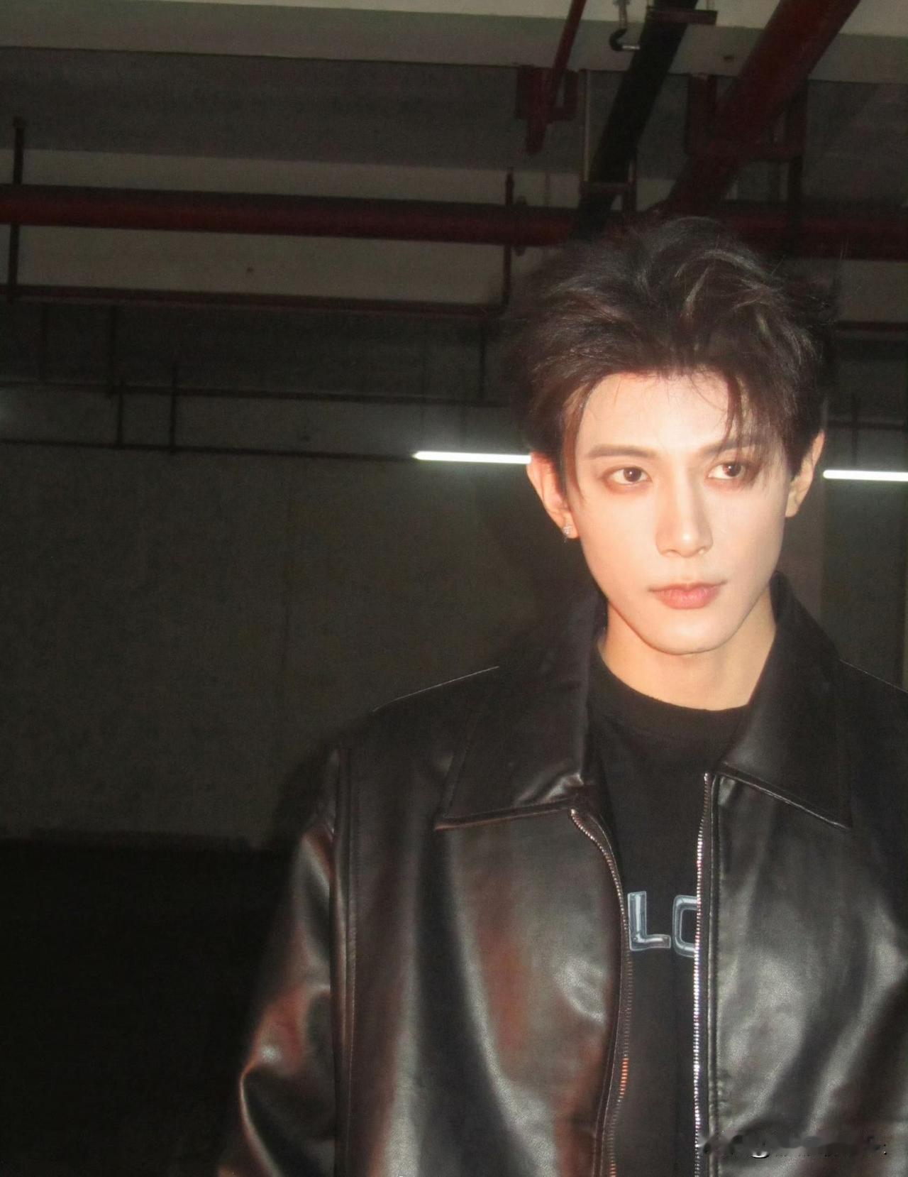 邓凯，回应身材争议。

3月17日夜晚，邓凯在社交平台晒出自己的两张帅照，并配文