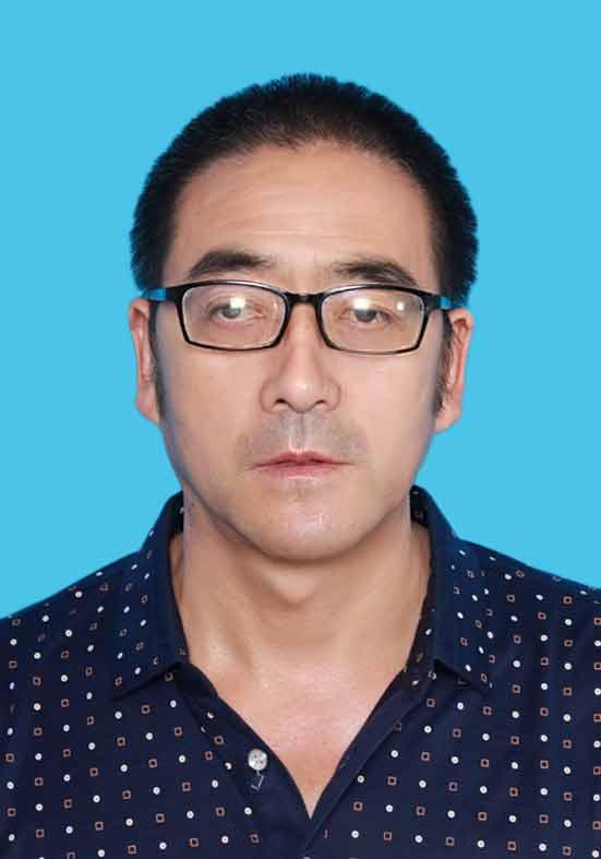 右眼失明、左眼微光！他以残烛之躯，坚守乡村讲台三十载
 
王生亮，男，1968年
