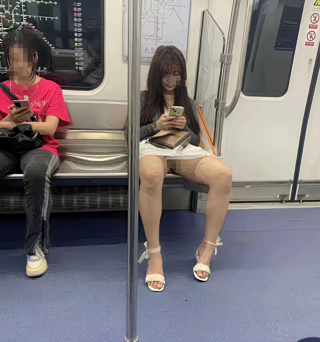 这不是大大咧咧问题，这是轻浮和缺乏教养[捂脸][捂脸]