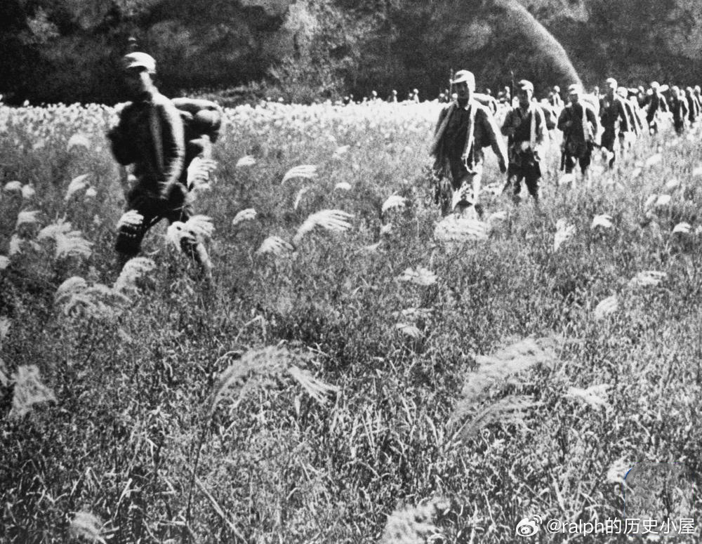 1941年八路军战士向南泥湾进军。吴印咸摄军事历史全触达 ​​​