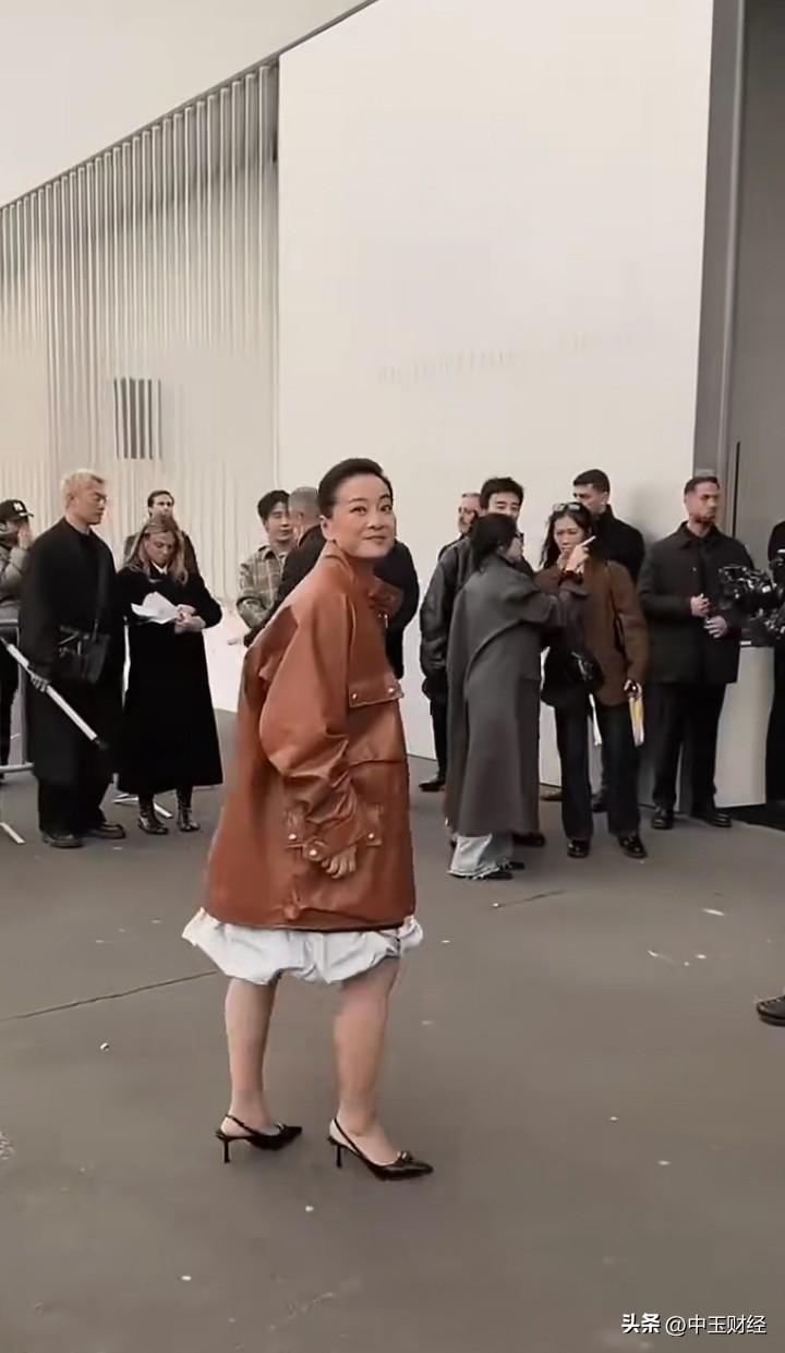 贾玲真是让人捉摸不透啊！43岁瘦身成功后，操作频频让人摸不着头脑。她连续三年拒绝