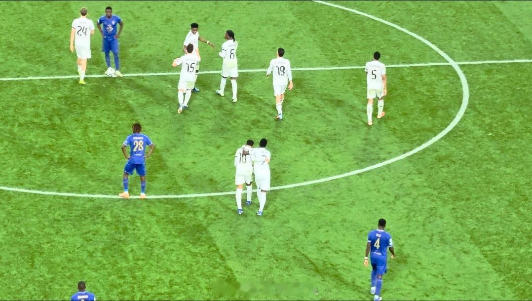 真别睡了我要哭了 很多球迷起立给小熊鼓掌了 姆巴佩也在让大家把掌声给小熊 这画面