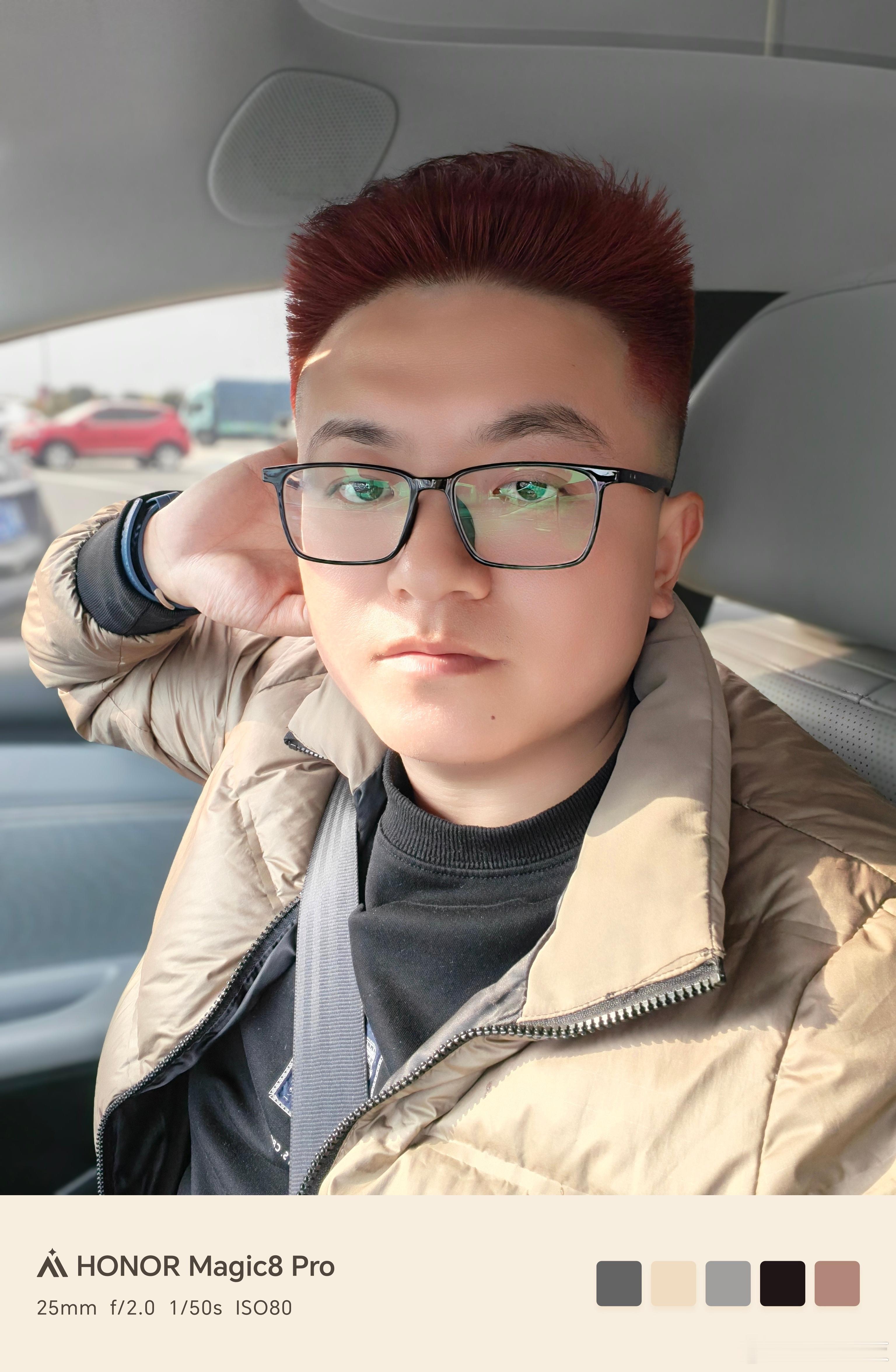 荣耀的灵感帮拍太棒啦！！！会根据我的拍照场景推荐拍照的姿势，如图我在车里面，就给