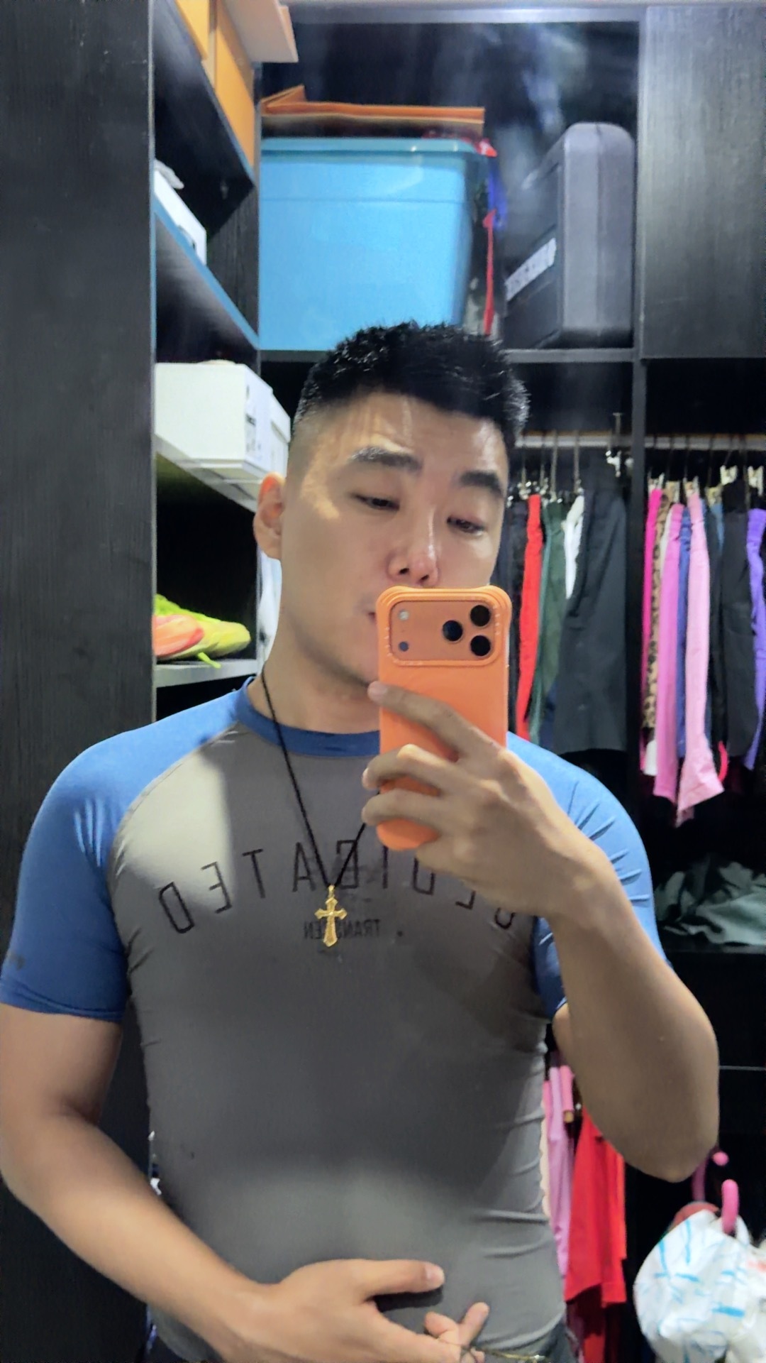 小区门口理发店理发25、染发80。主要是理发师的审美在线，我真的很感谢。 