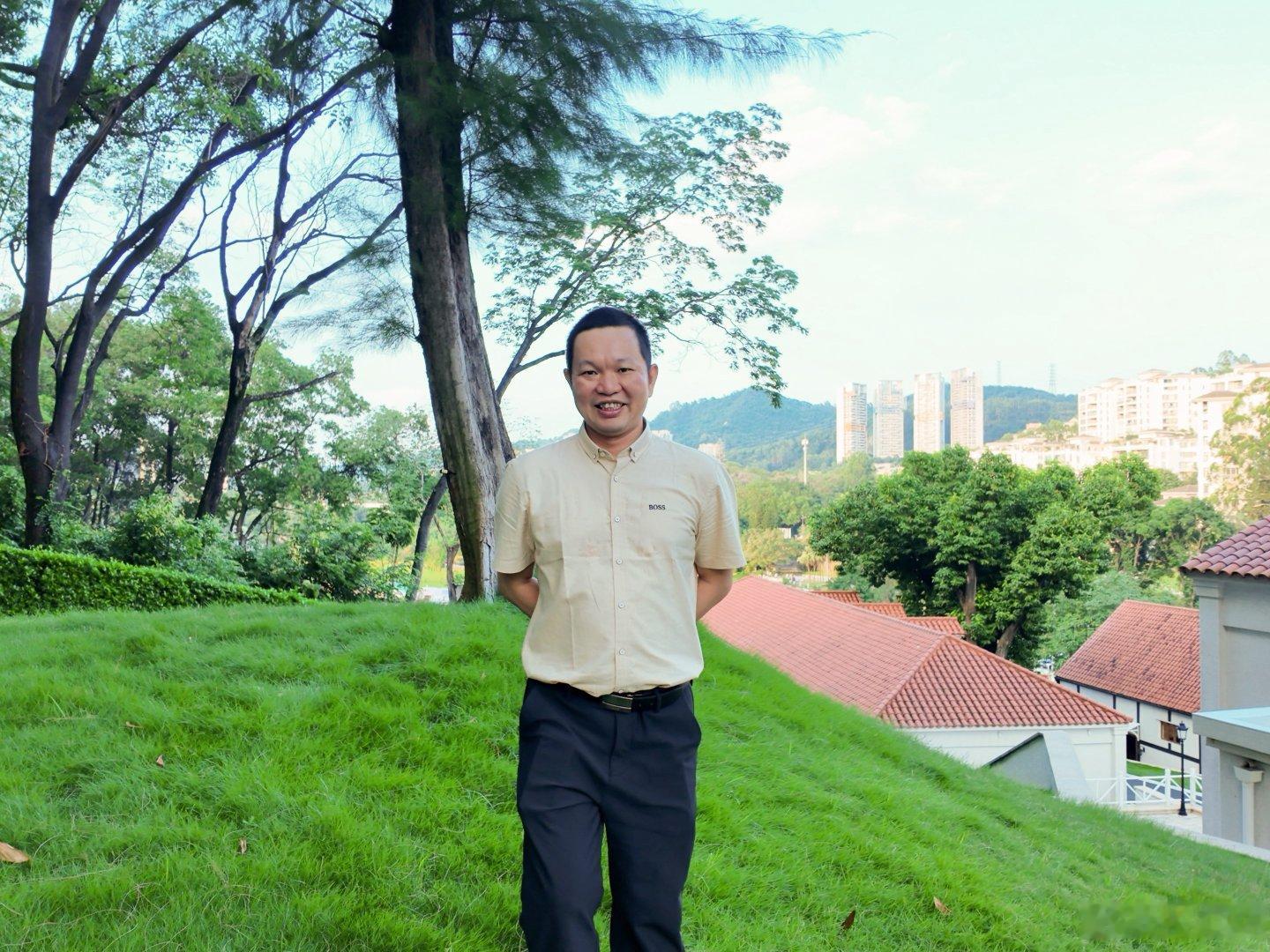 漫走半山草坪，满眼青绿，远山、红瓦与高楼相映，清风裹着草木香气，这一刻身心都慢下