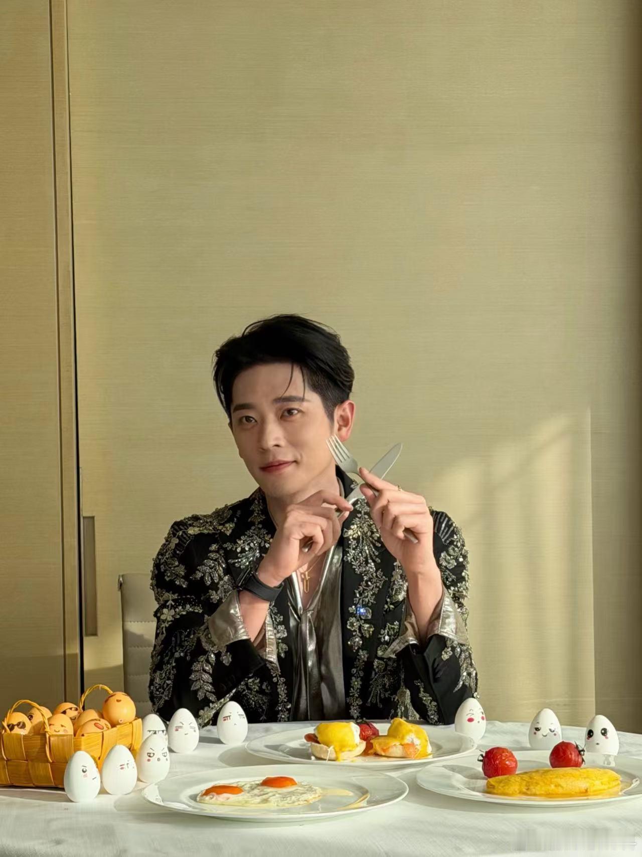 丞磊昨天男明星今天男大 真的会反复沦陷在的反差里，西装是成熟魅力，卫衣是青涩少年