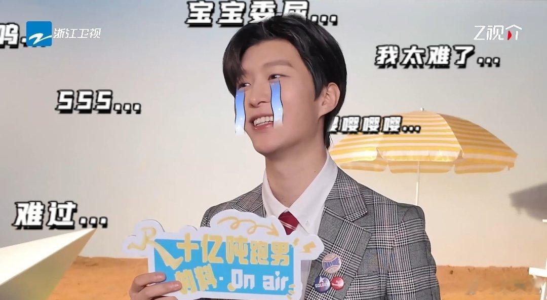 范丞丞不语只是一味的要跨栏背心 范丞丞对跨栏背心是真执着，被问穿搭想都不想就推荐