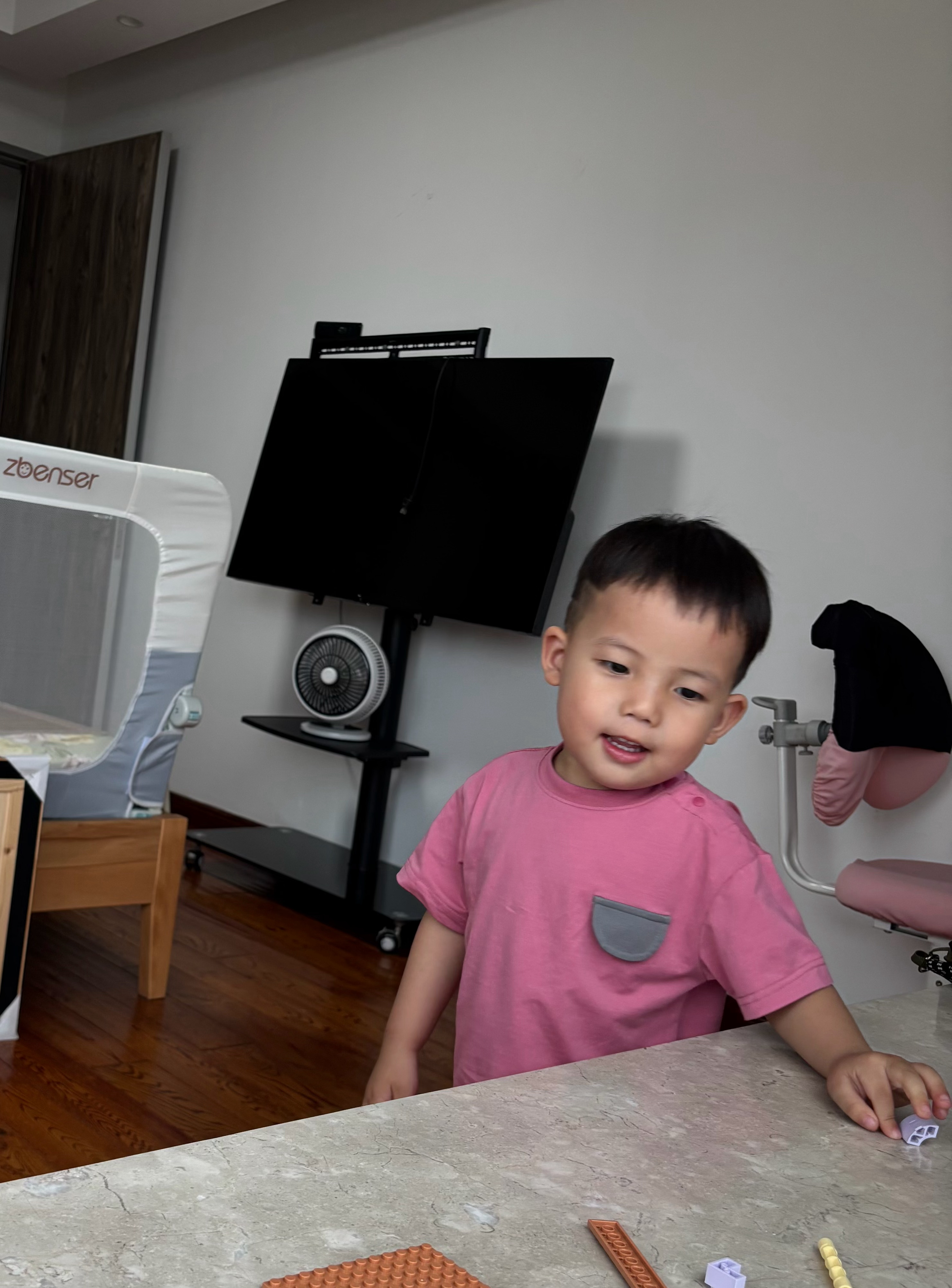 阿琛已经到了不给我拍照的年纪，所以我即将失业。另外上次1000抽奖，微博抽奖程序