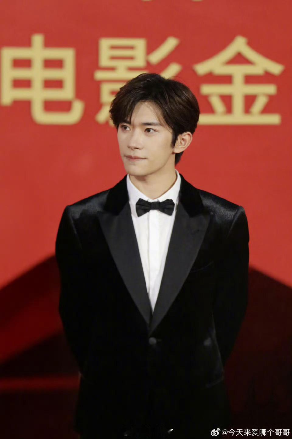 恭喜易烊千玺凭《小小的我》拿下金鸡最佳男主角，首位00后金鸡影帝！  