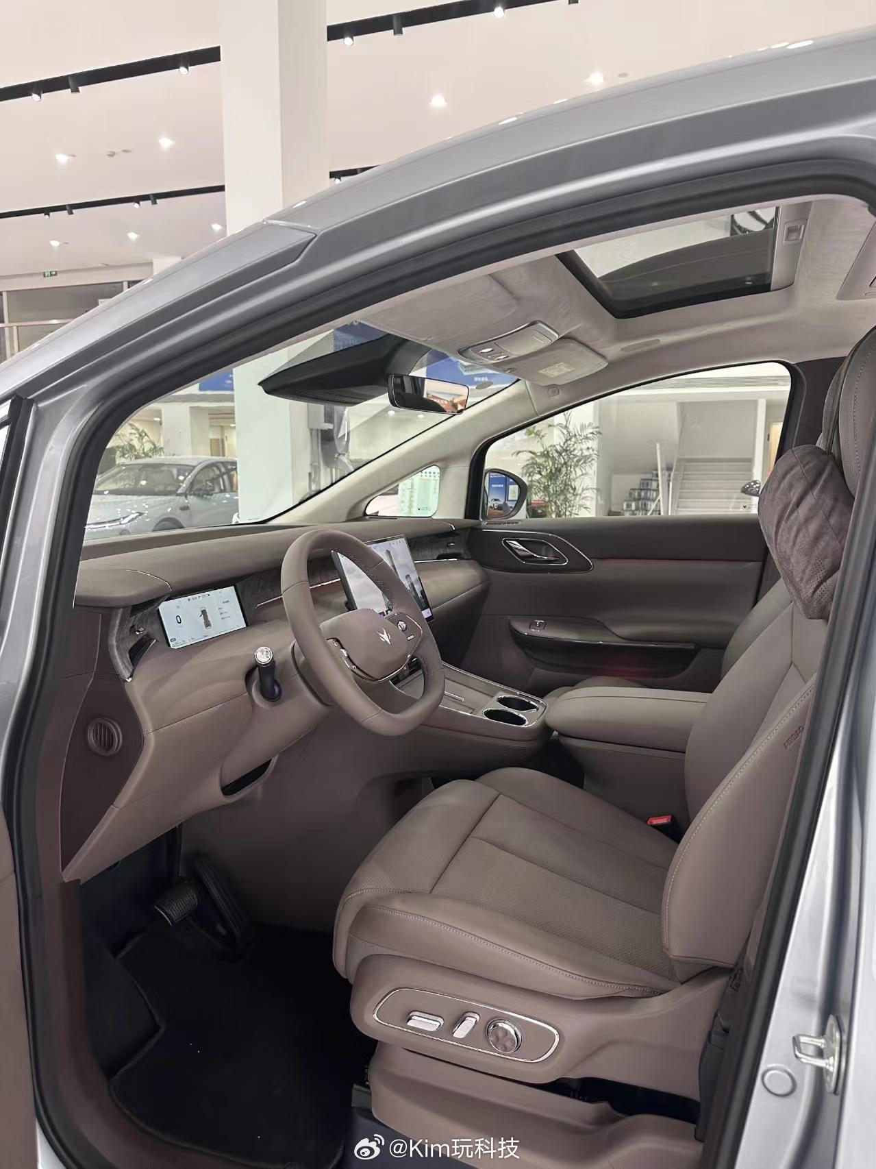 极狐“问道”首款MPV，5米3身子配3米2轴距，走大三排舒适路线，零重力座椅加磁