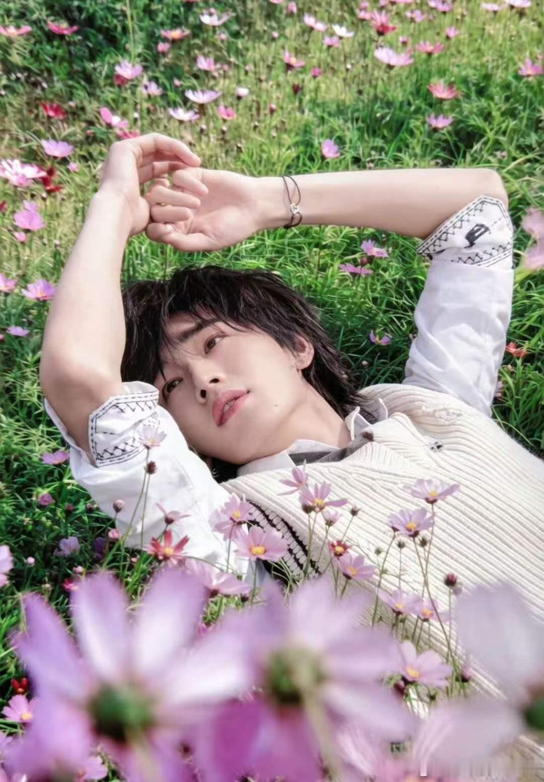 宋亚轩春天是他最爱的季节宋亚轩这一套好明媚 宋亚轩这一套好明媚！ 