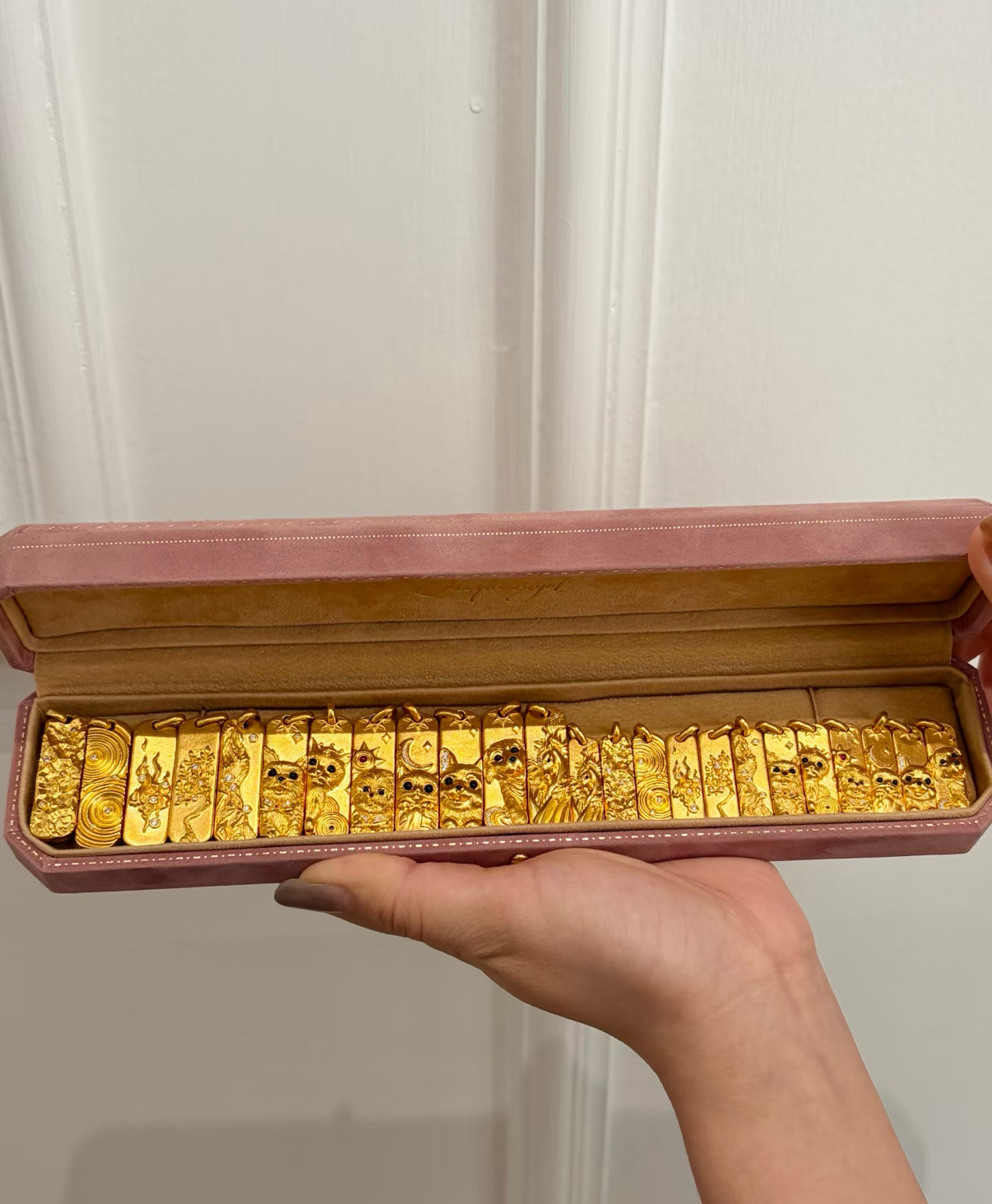 黄金白银直线飙涨原因近期黄金白银市场的剧烈震荡，恰如一面棱镜，折射出不同投资者的