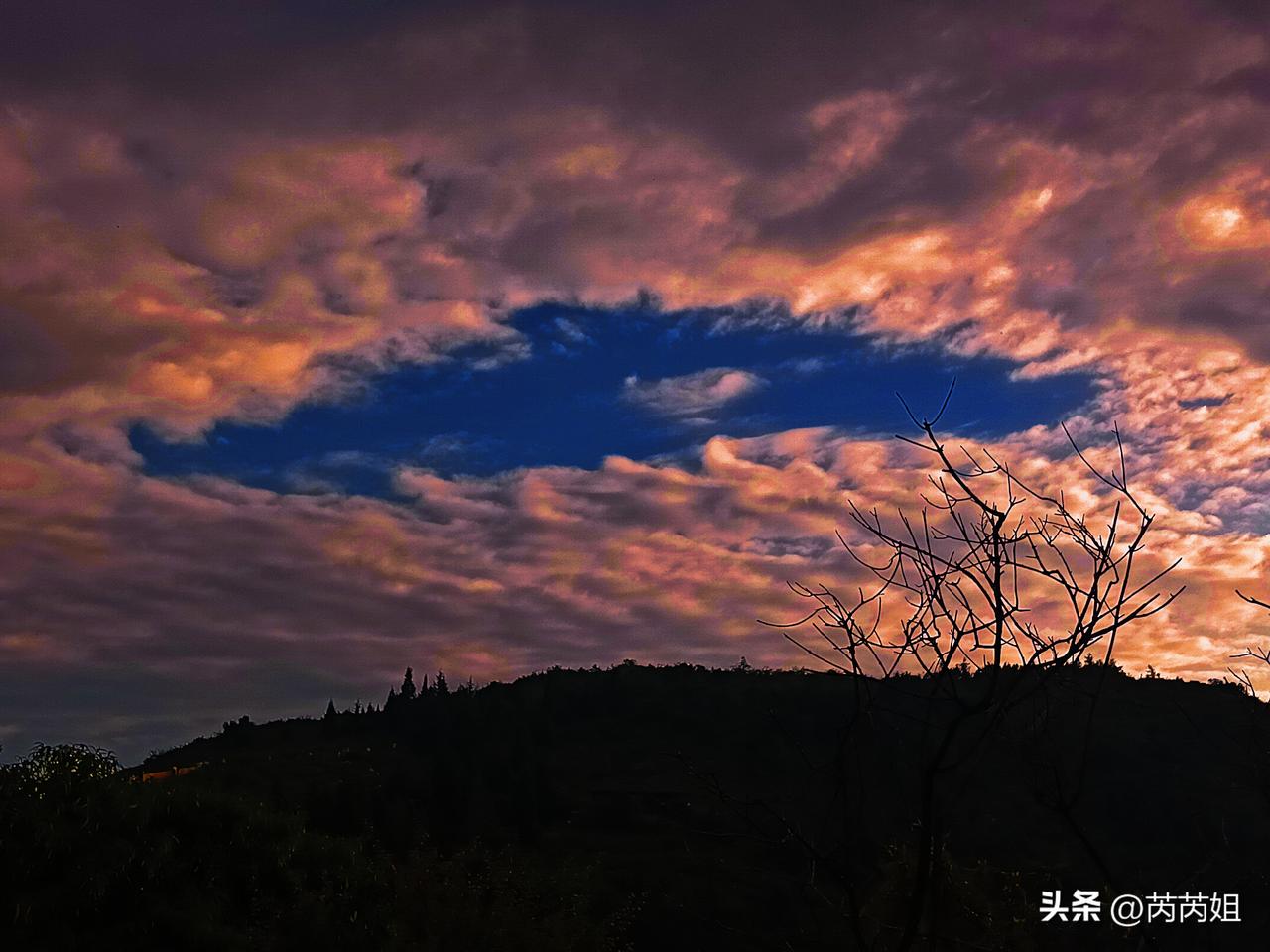 我相册里有张超美的夕阳照。画面里夕阳西下，余晖映照着红墙，那场景静谧又美好。
夕