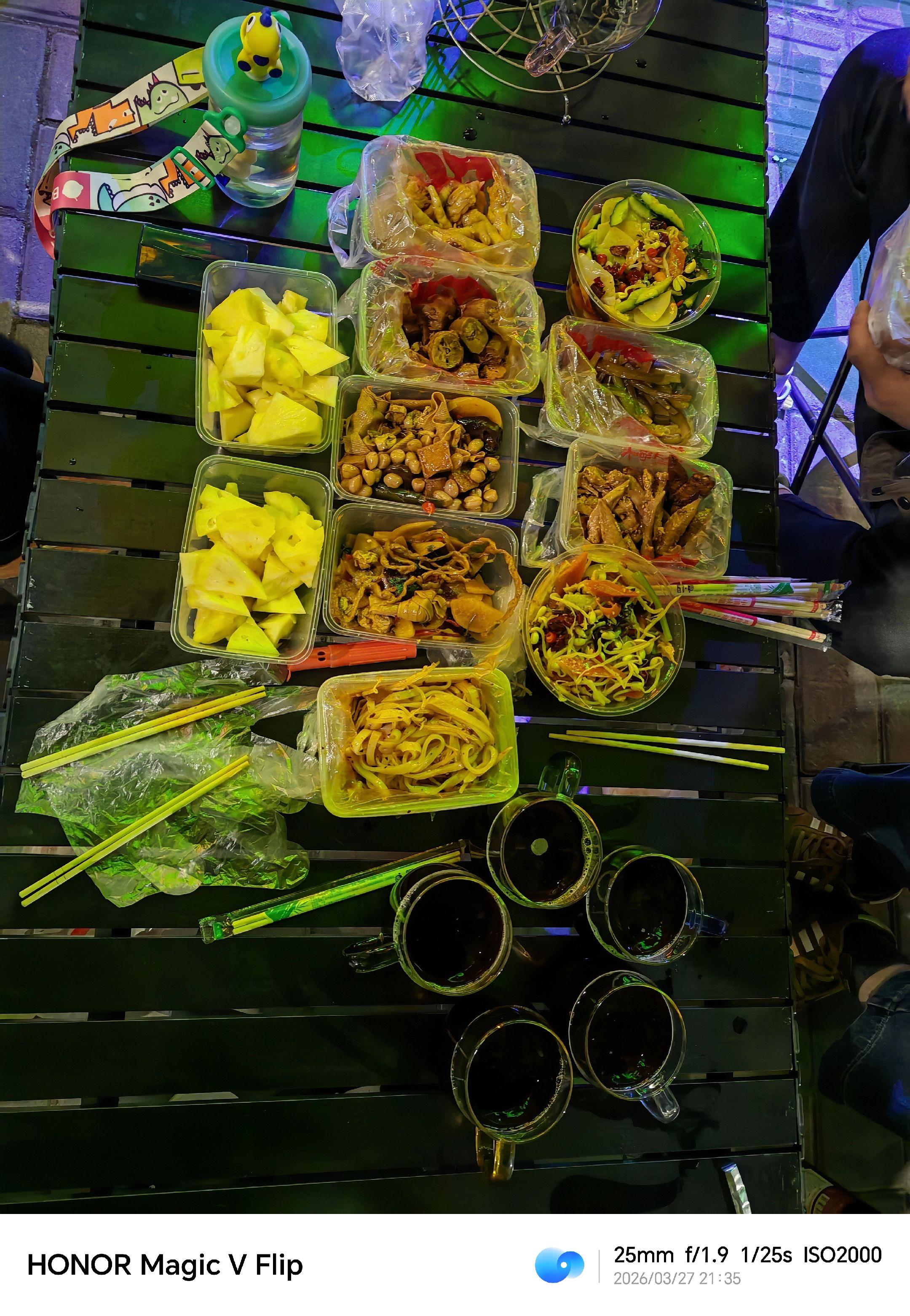 九点半才开始的路边酒局，姐妹小聚，随叫随到😂😂😂