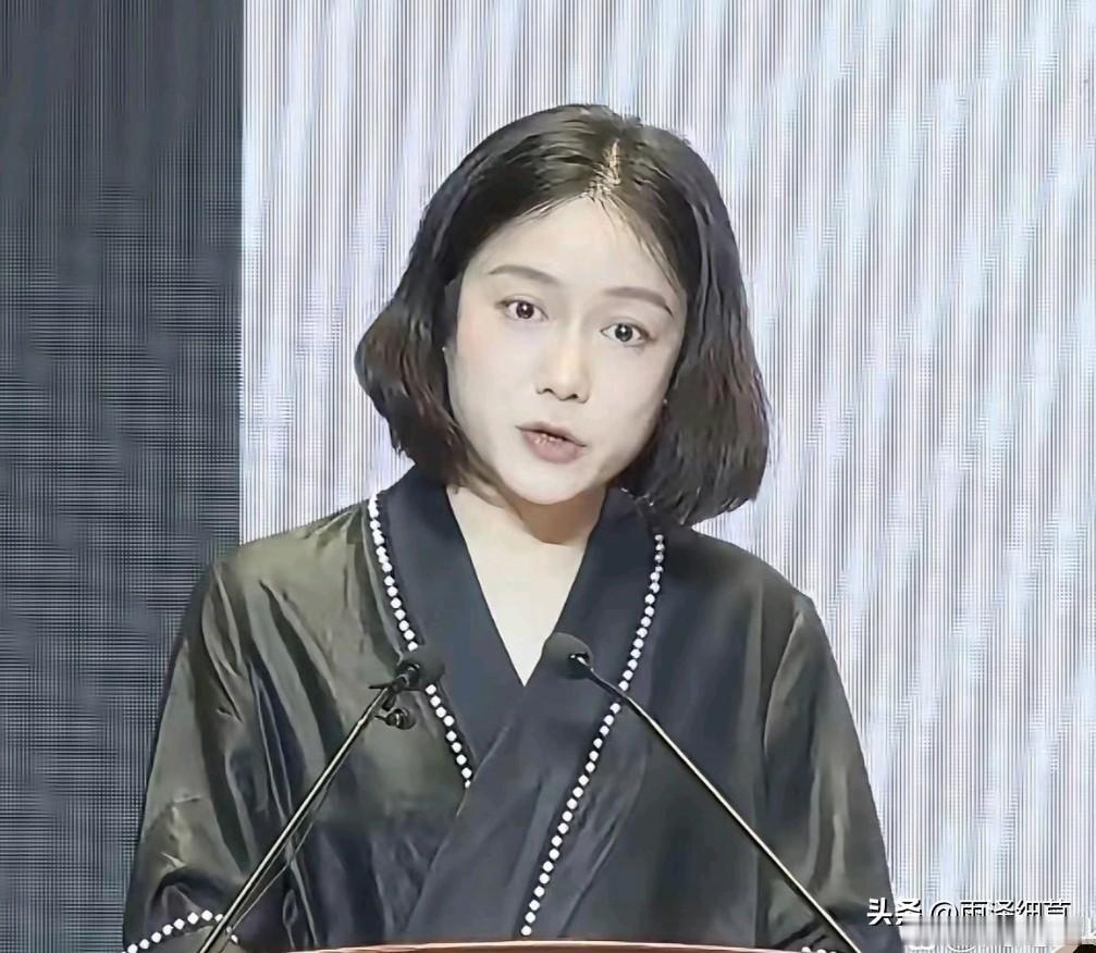 看了她在清华的发言，有两点很惊讶！
1.普通话说得不太好
这一点真没有想到，大家
