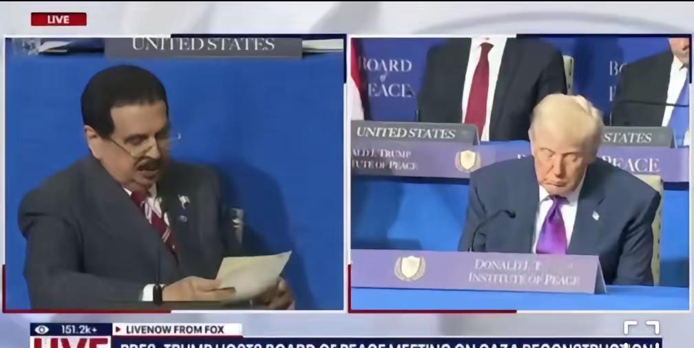 特朗普在“和平理事会”会议期间当场陷入深度睡眠，把会议直接“睡开”了。
别人还在