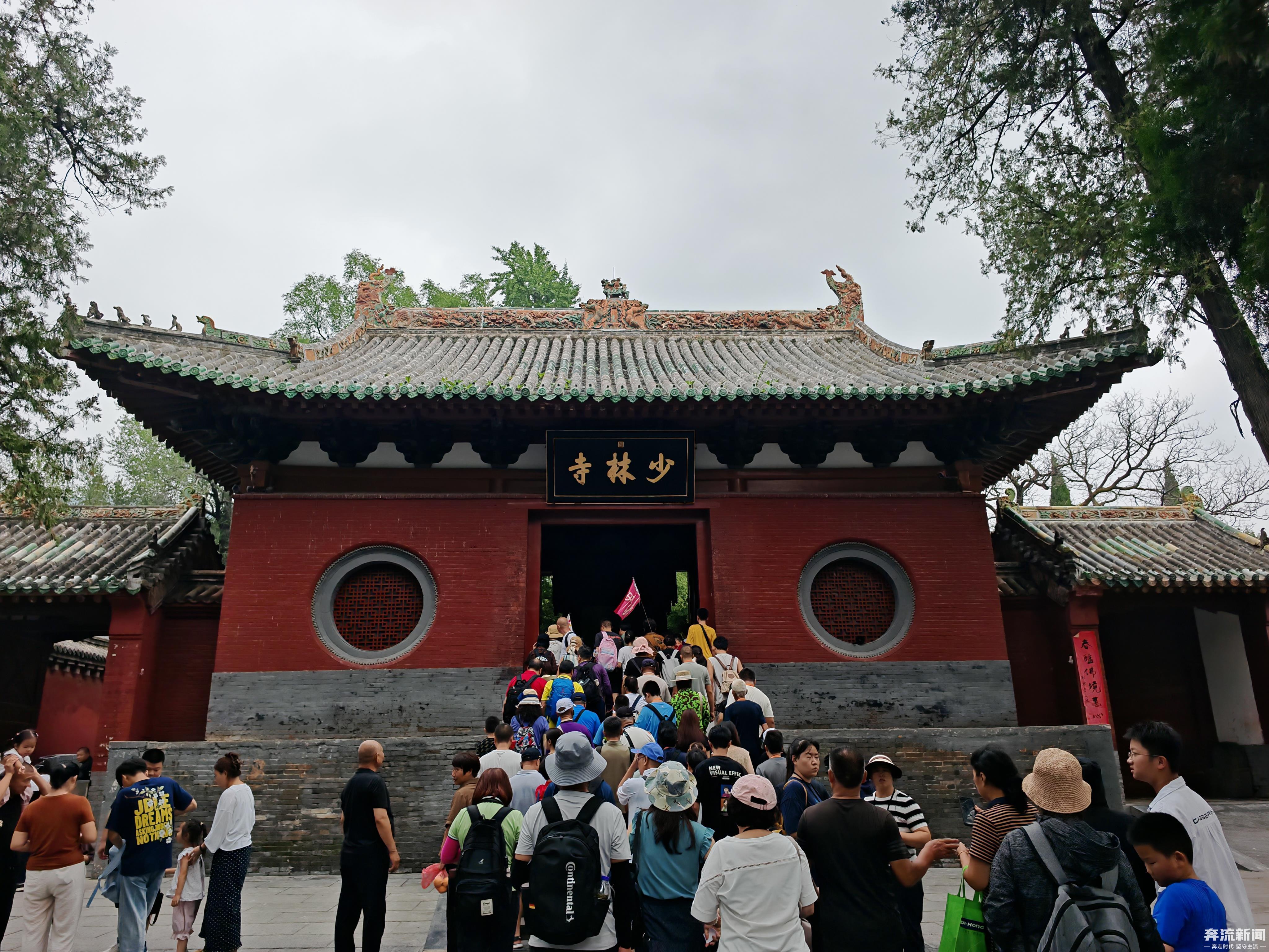 【#少林寺换住持满一月不再推荐高价香#】早晨7点半，嵩山少林寺景区门口，不少游客