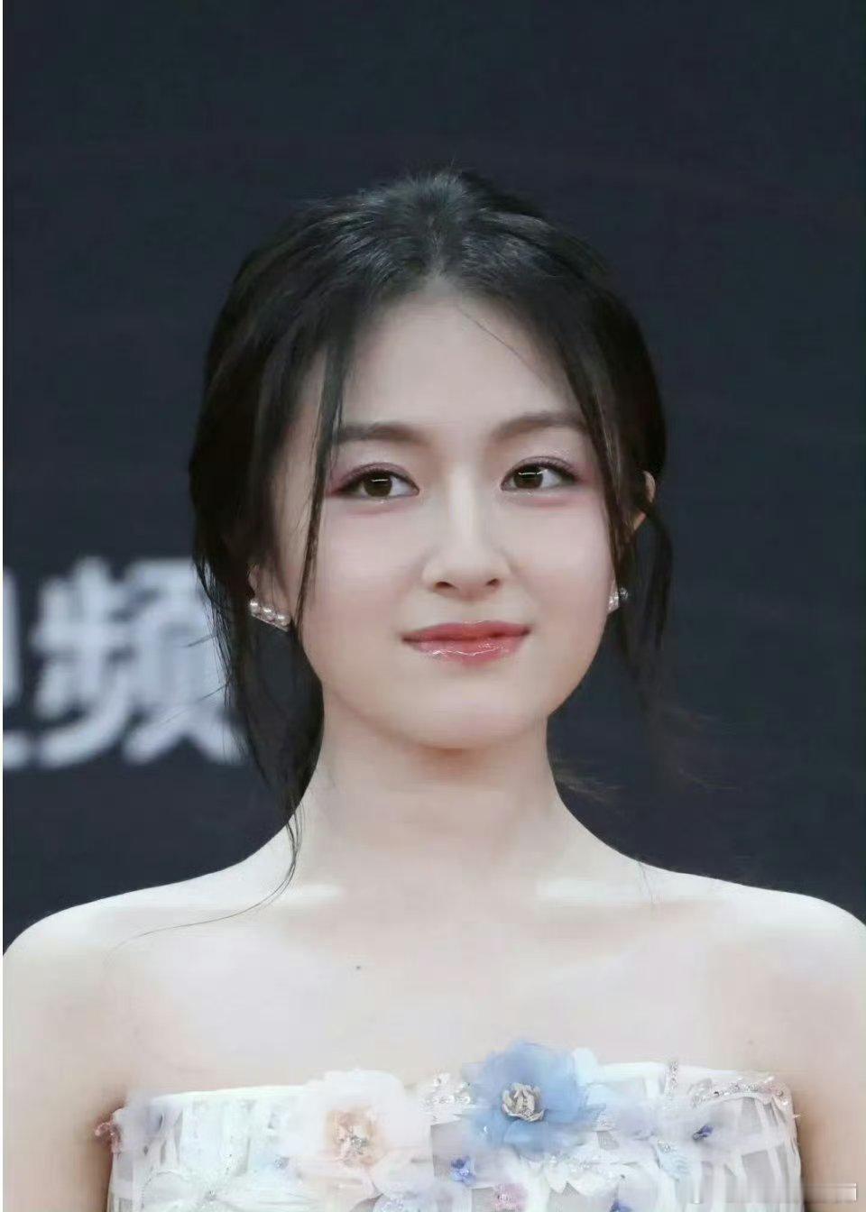 一直以为李兰迪脸大，看了和路人合影才知道，脸是这么小啊！女明星还是太伟大了 ​​