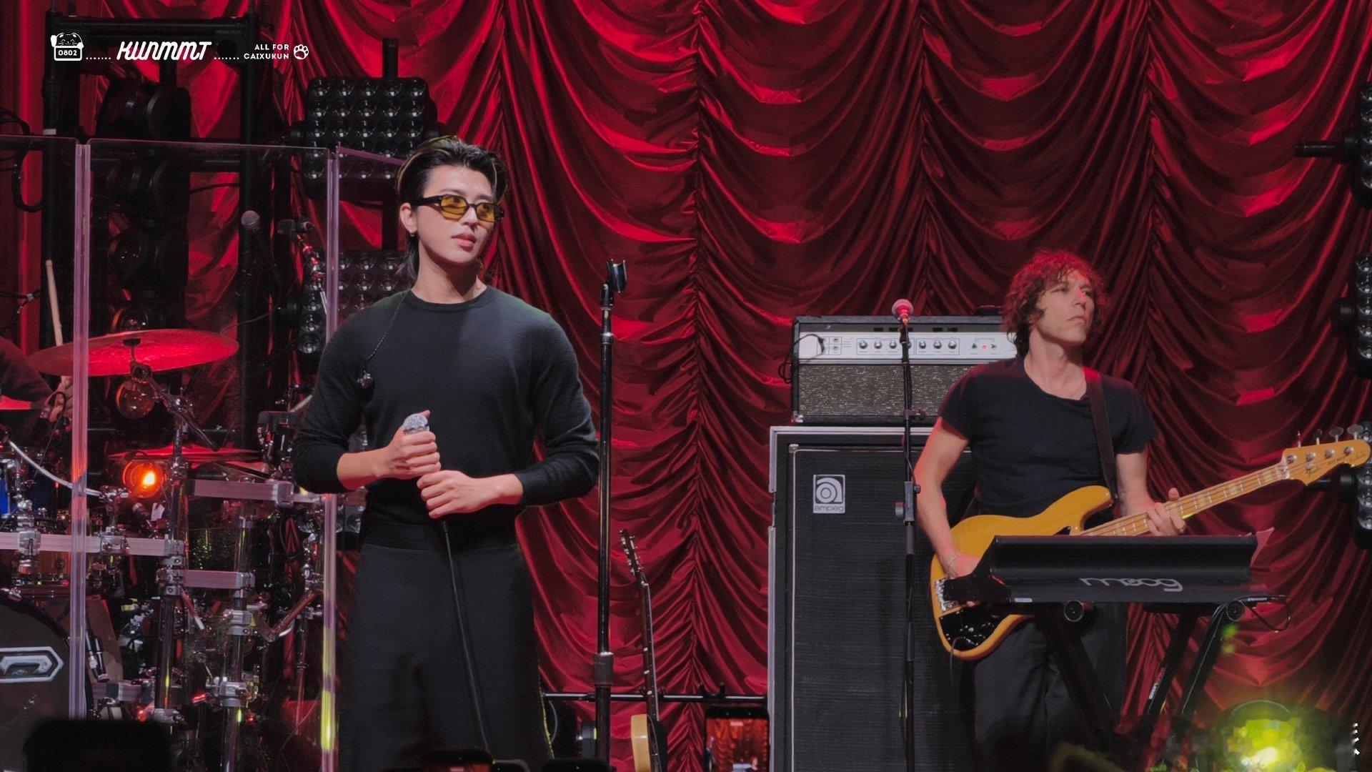 蔡徐坤芝加哥站后台造型 黑白画面里的他安静又疏离，简约穿搭衬得气质愈发清冷，隔着