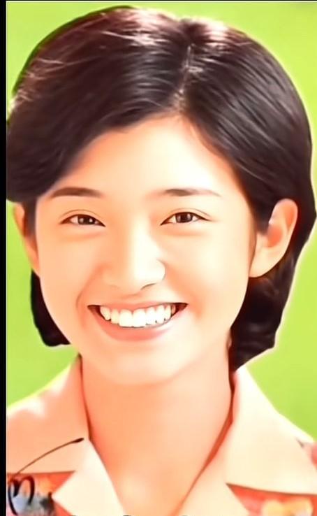 山口百惠，年纪大了，居然变得不像山口百惠了。这是怎么回事呢？她又没有整容！
年轻