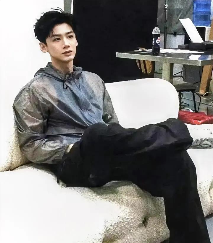 我估计很多资本大佬不喜欢白敬亭，原因很简单，不是演技不行，也不是长得不够帅，而是
