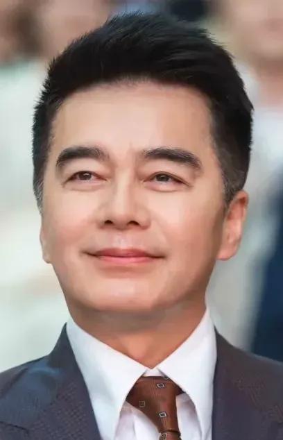 谁能想到，61岁的“老戏骨”许亚军，一场武汉的线下活动，人气竟能压过前一天的流量