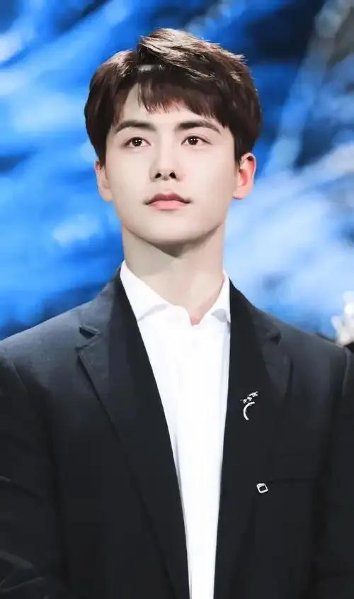 马天宇在娱乐圈一直以暖男著称，因为他自己是个淋过雨的孩子，他的出身很悲惨，由年迈
