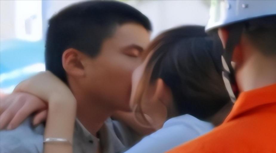 2011年，深圳一名才16岁的男孩欲跳桥自杀，被一名过路的19岁女孩看到，她上去