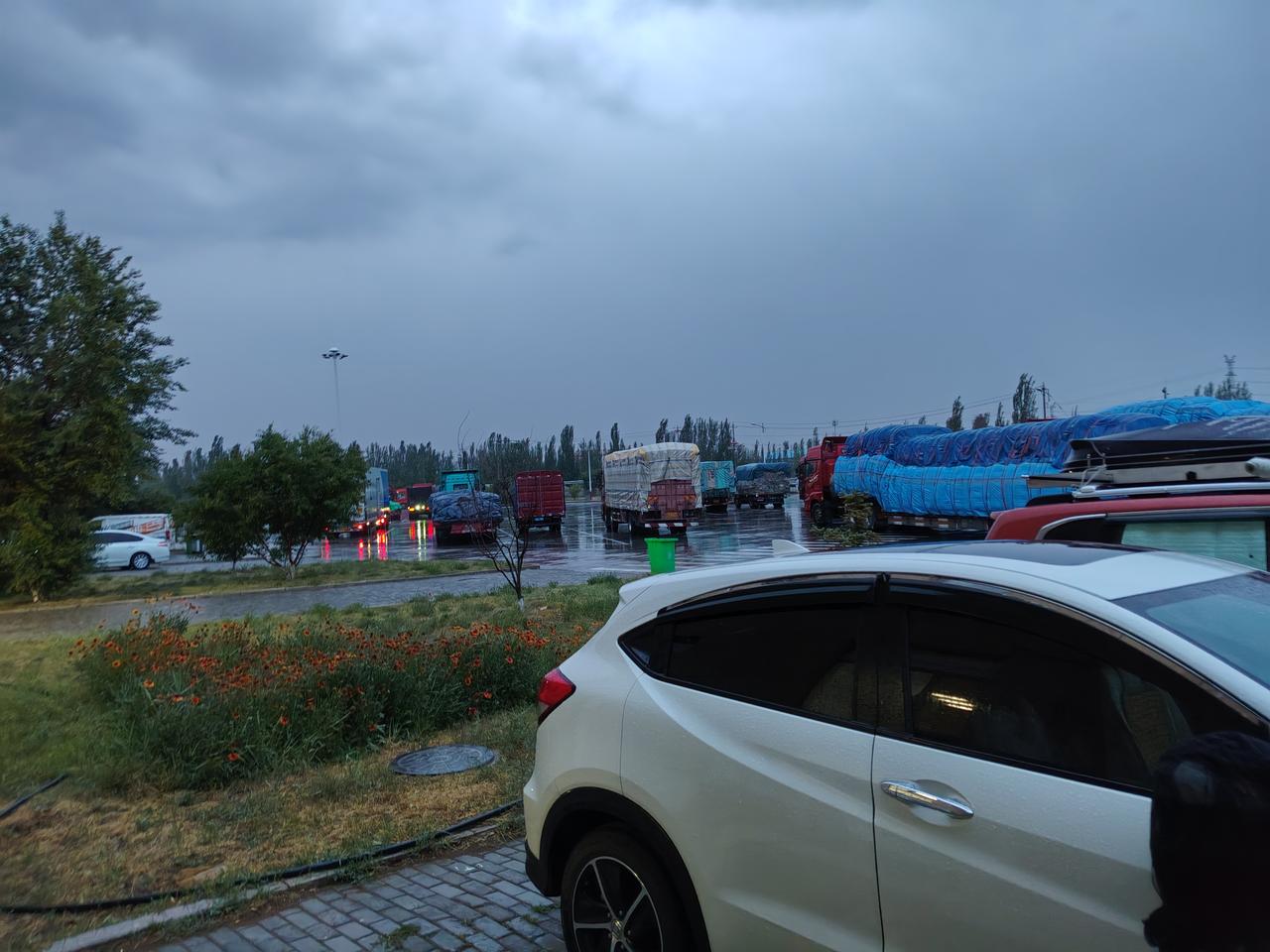 高速跑了九百多公里，傍晚六点多在包头服务区过夜。一路遇上了沙尘暴和几场降雨，我的