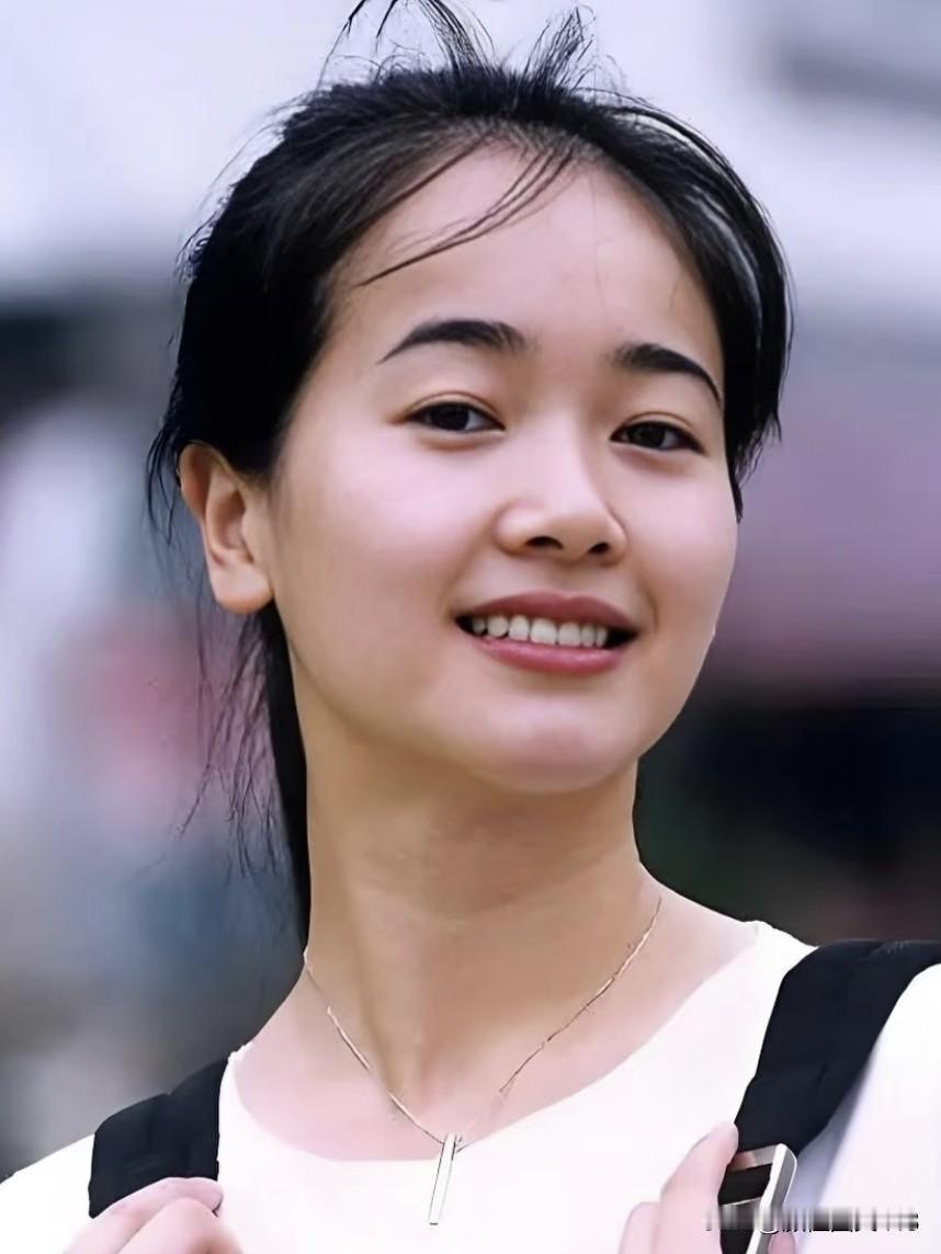 左小青左小青被誉为“氧气美女”，她的气质里有一种不争不抢的淡雅与疏离感。运动员出