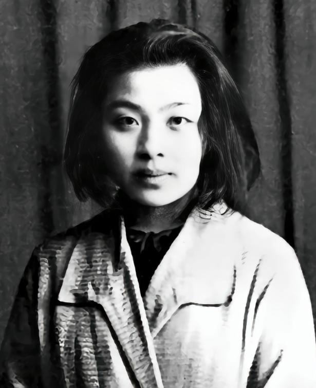 1937年，33岁的女作家丁玲爱上了20岁的男下属陈明，陈明嫌她太老，情急之下娶