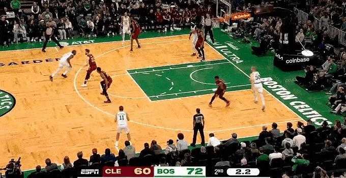 特雷-杨防守中膝盖被队友重压痛苦倒地，随后返回更衣室