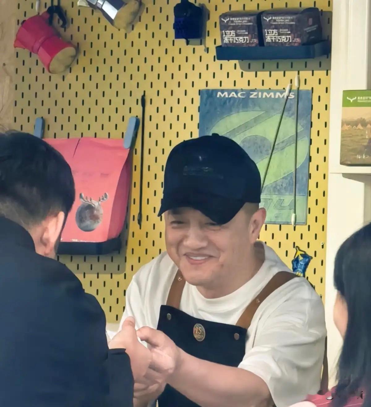 不用担心李亚鹏在云南开咖啡店会亏。
虽然他在丽江雪山小镇栽过大跟头，
但这次的路