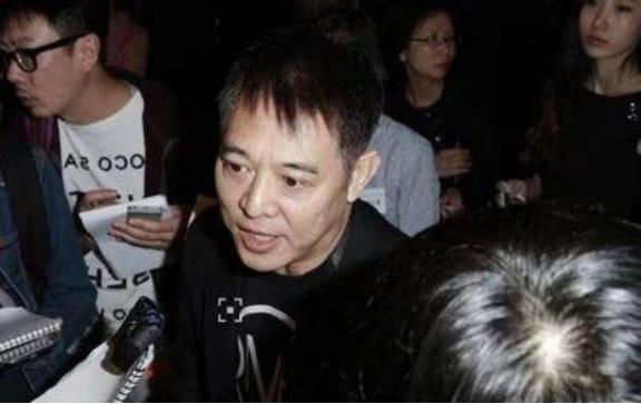 1994年，日本记者质问李连杰：“南京大屠杀死了30万人，你们一个个数的吗？”面